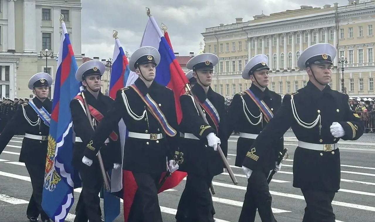 Посвящение в студенты первокурсников петербургской «Макаровки» прошло на Дворцовой площади с участием профсоюзных лидеров