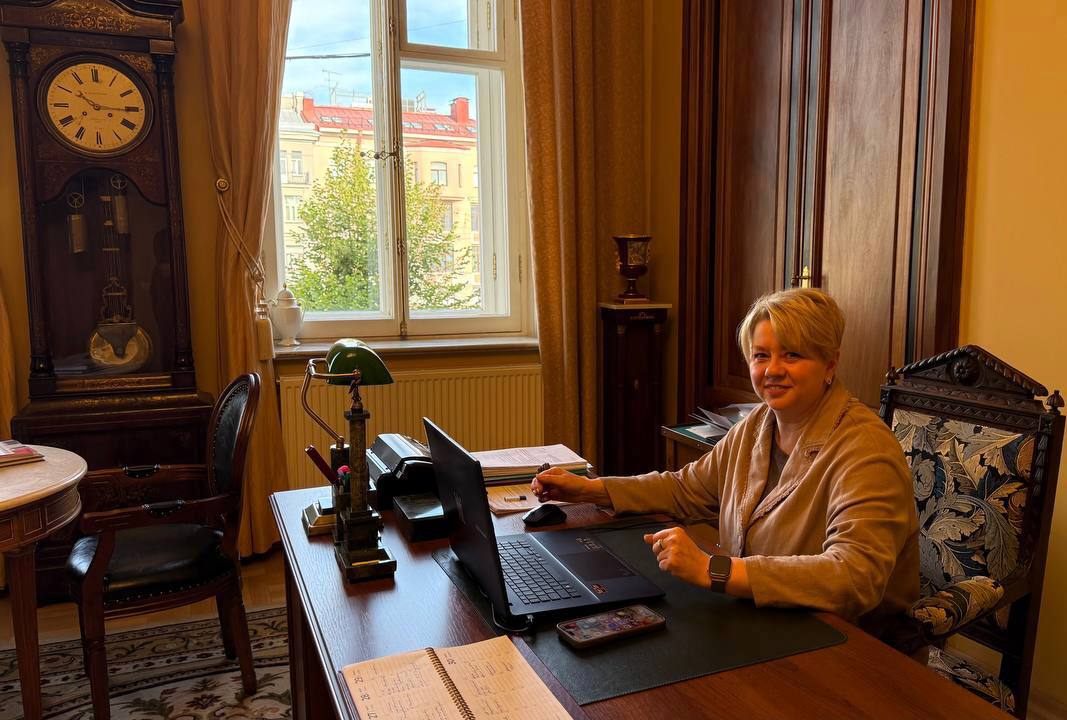 Профлидер педагогов России Лариса Солодилова обратилась к участникам фестиваля из штаб‑квартиры профсоюзов Петербурга и Ленобласти